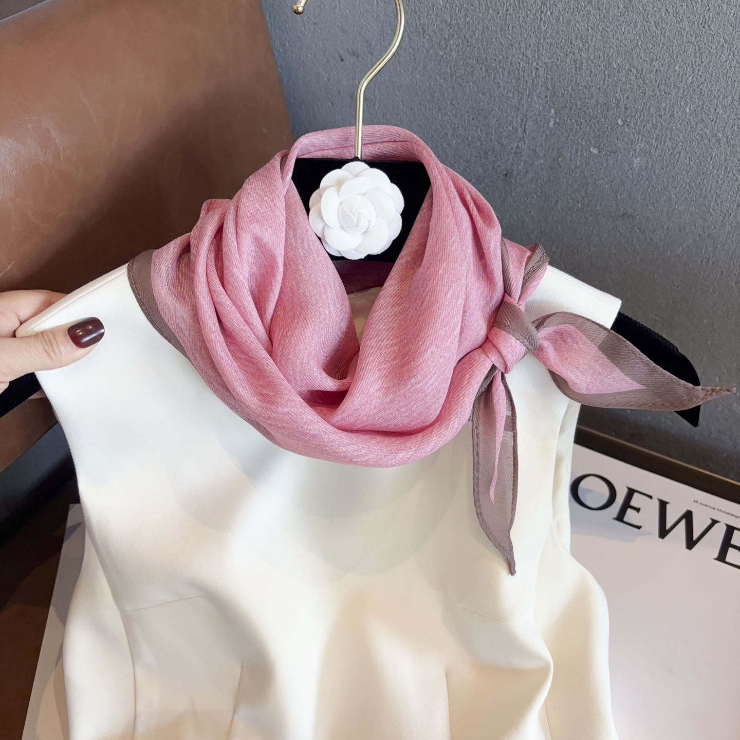 时尚新款粉色气质桑蚕丝羊毛菱形巾小丝巾女夏季薄款外搭衬衫裙子