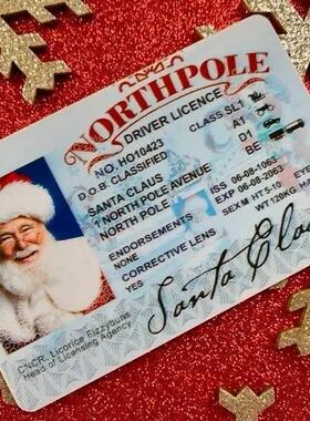 Santa Claus loses his sled driving license圣诞老人给孩子礼物