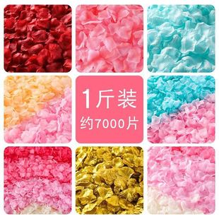 Fake simulated flower arrangement with rose petals玫瑰花瓣