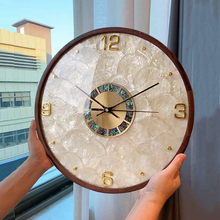 2025新款轻奢贝壳客厅高级感挂钟家用复古挂墙大气美式实木时钟表