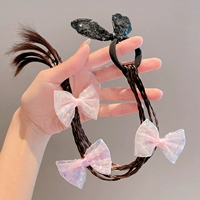 Розовый воротник черный кролик