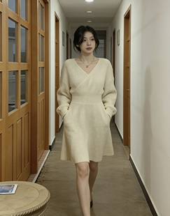 2025年新款法式气质针织连衣裙女秋冬高级感小个子内搭打底毛衣裙