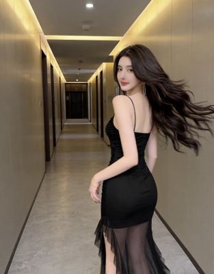 2025年新款法式气质挂脖连衣裙女秋冬高级感小个子内搭打底包臀裙