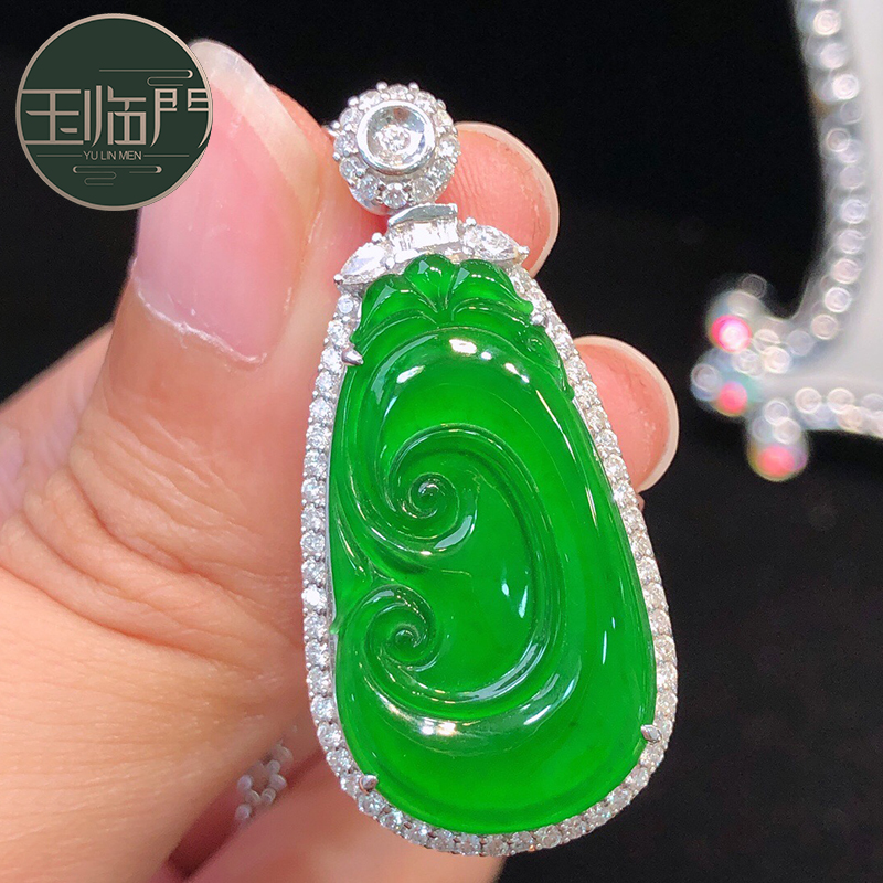 玉临门冰种阳绿翡翠如意吊坠女士 18k金镶嵌钻石老种a货靓丽鲜艳