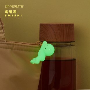 角落君SMISKI ZIPPERBITE夜光公仔拉链书包挂饰卡通坐姿网红配件