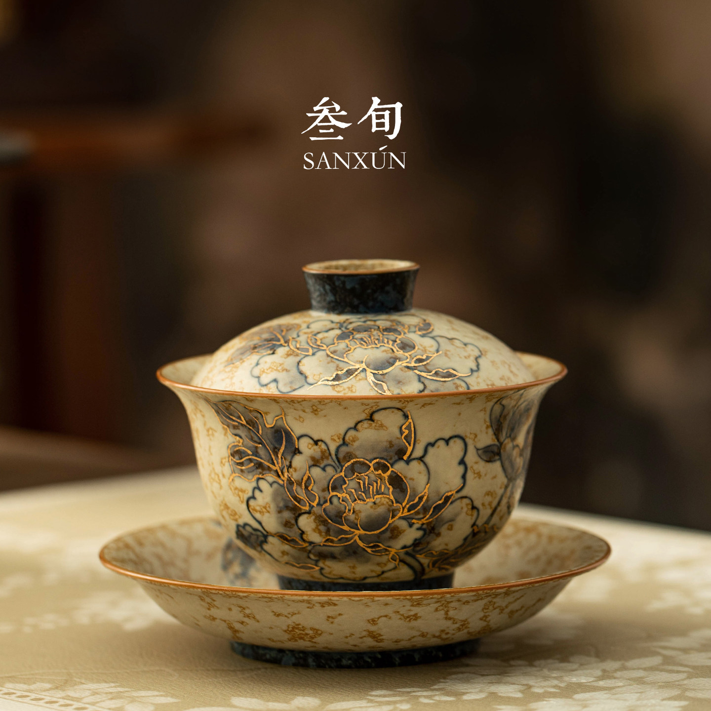 青花火石红手绘描金三才盖碗图片