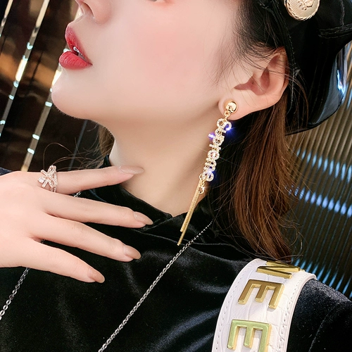 Серьги с кисточками с буквами, европейский стиль, коллекция 2023, популярно в интернете, яркий броский стиль, изысканный стиль