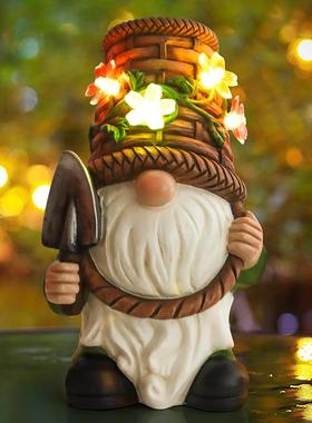 新款直销美式园林脸拿铲子精灵摆件太阳能夜灯新款花园草坪树脂工