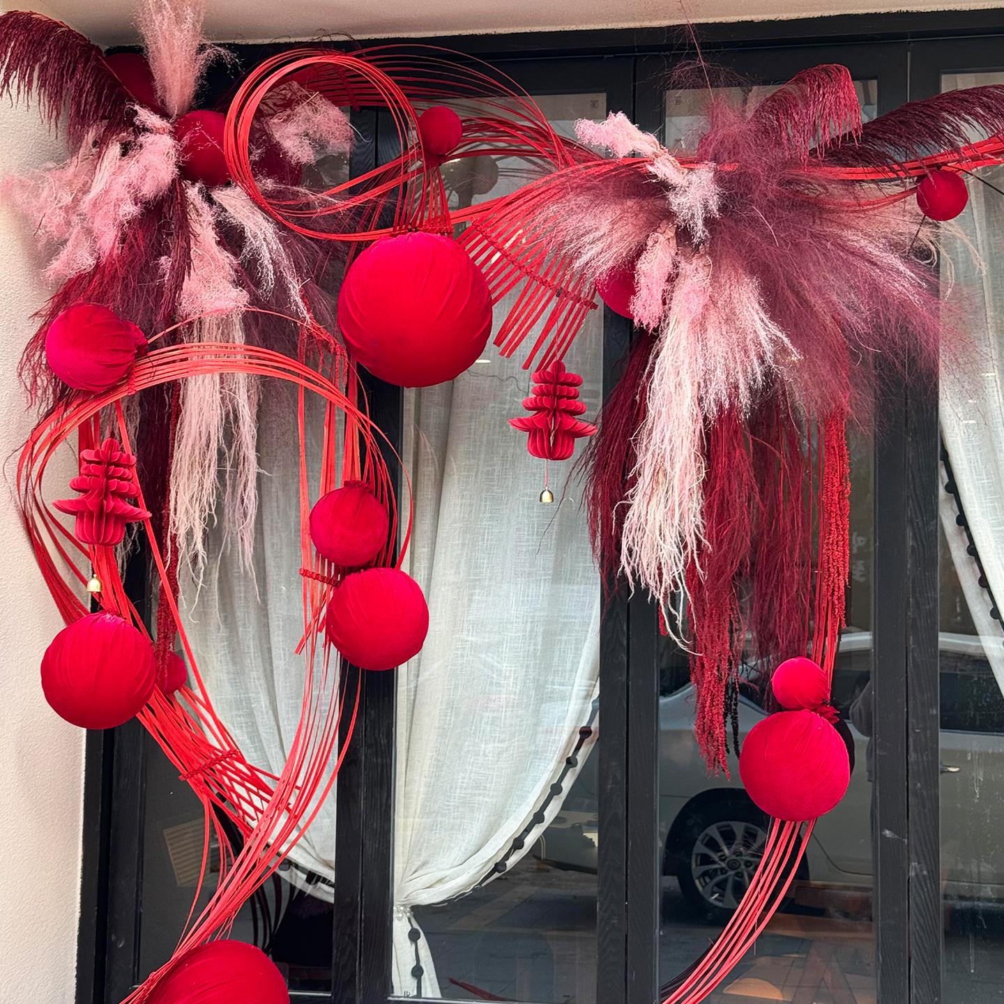 新年烟花店铺橱窗布景道具元旦春节喜庆装饰春字挂件氛围感背景墙