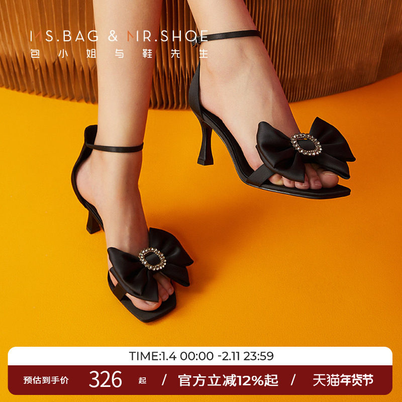 包小姐与鞋先生夏款缎面蝴蝶结钻扣一字带细高跟凉鞋女BW23208