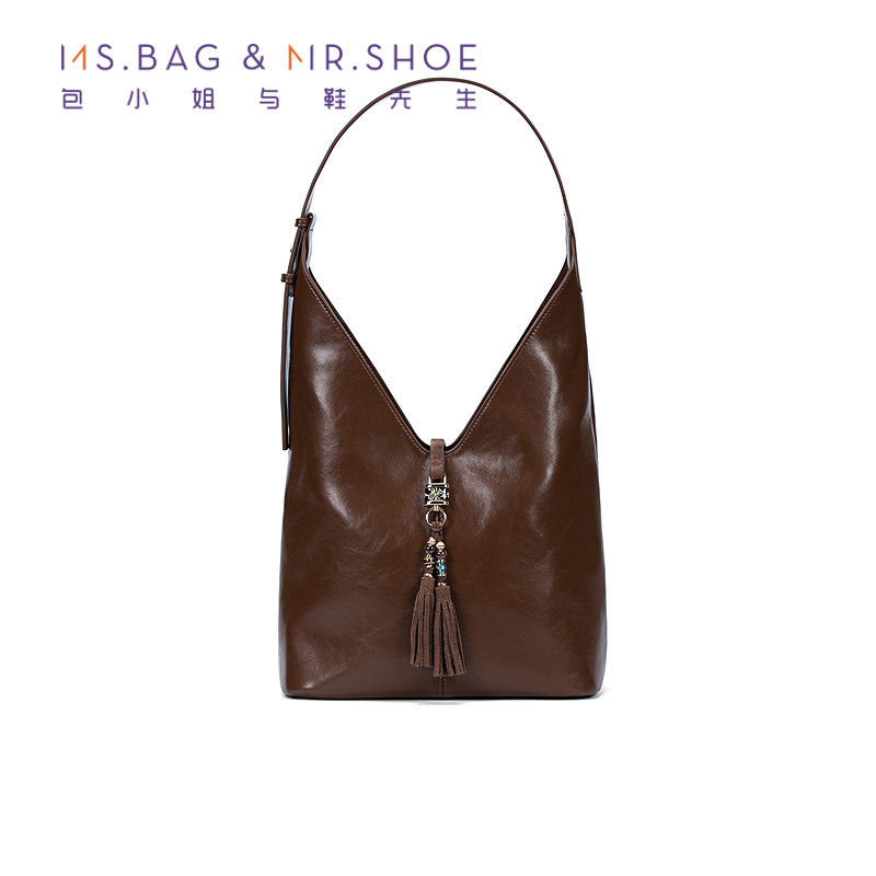 包小姐与鞋先生2026年春季新款棕褐色串珠流苏单肩包女26104