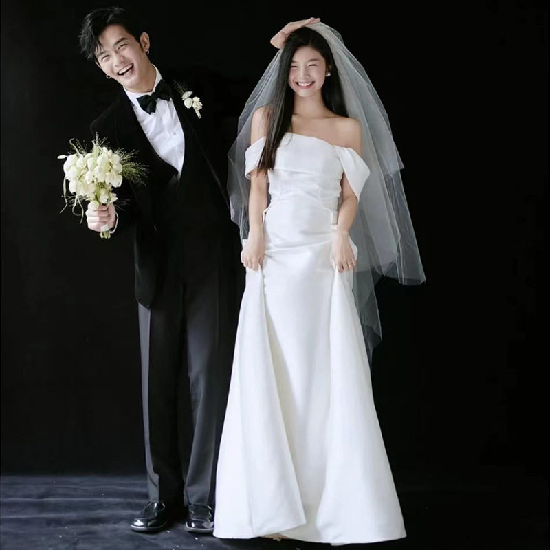 一字肩缎面轻婚纱新娘订婚简约显婚纱