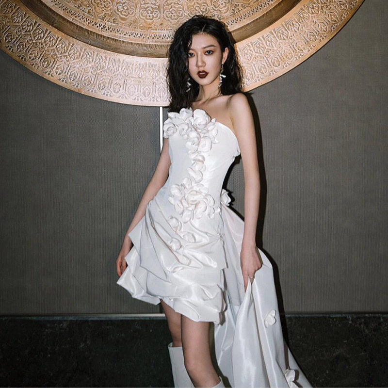 法式抹胸轻婚纱新娘小众缎面出门纱短款小拖尾白色花朵生日小礼服