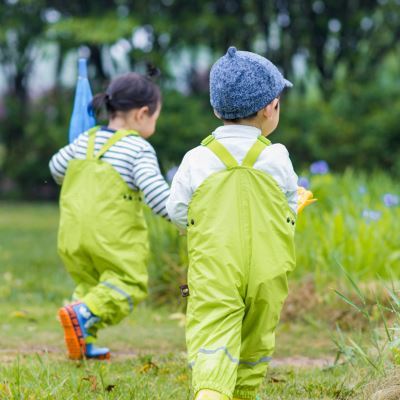 儿童防水裤男女童背带雨裤宝宝连身衣裤幼儿园春秋防脏衣沙滩裤