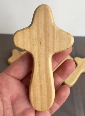 松木手握十字架饰品木质工艺品木头十字架高10cm