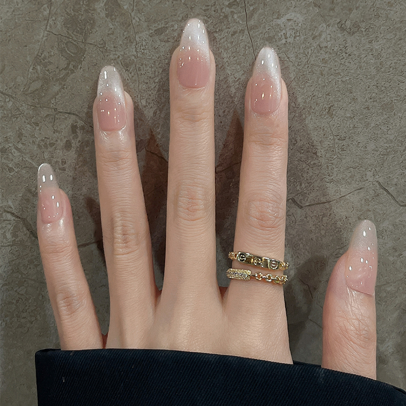 敲提气色的素颜裸色猫眼穿戴美甲