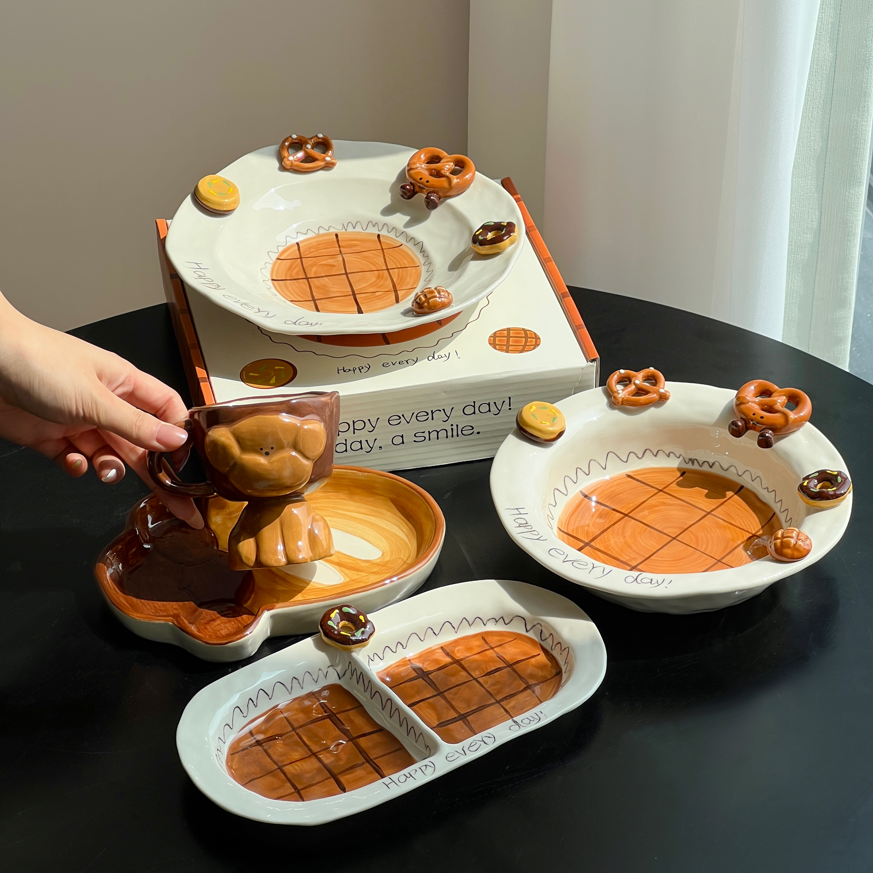 可爱KT盘子陶瓷餐具手绘釉下彩餐盘米饭碗分餐盘咖啡杯生日礼物