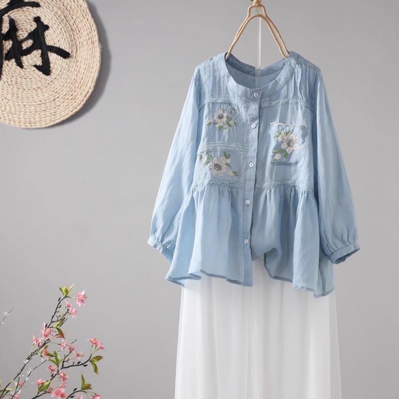 浅蓝色绣花衬衫女单排扣圆领衬衣