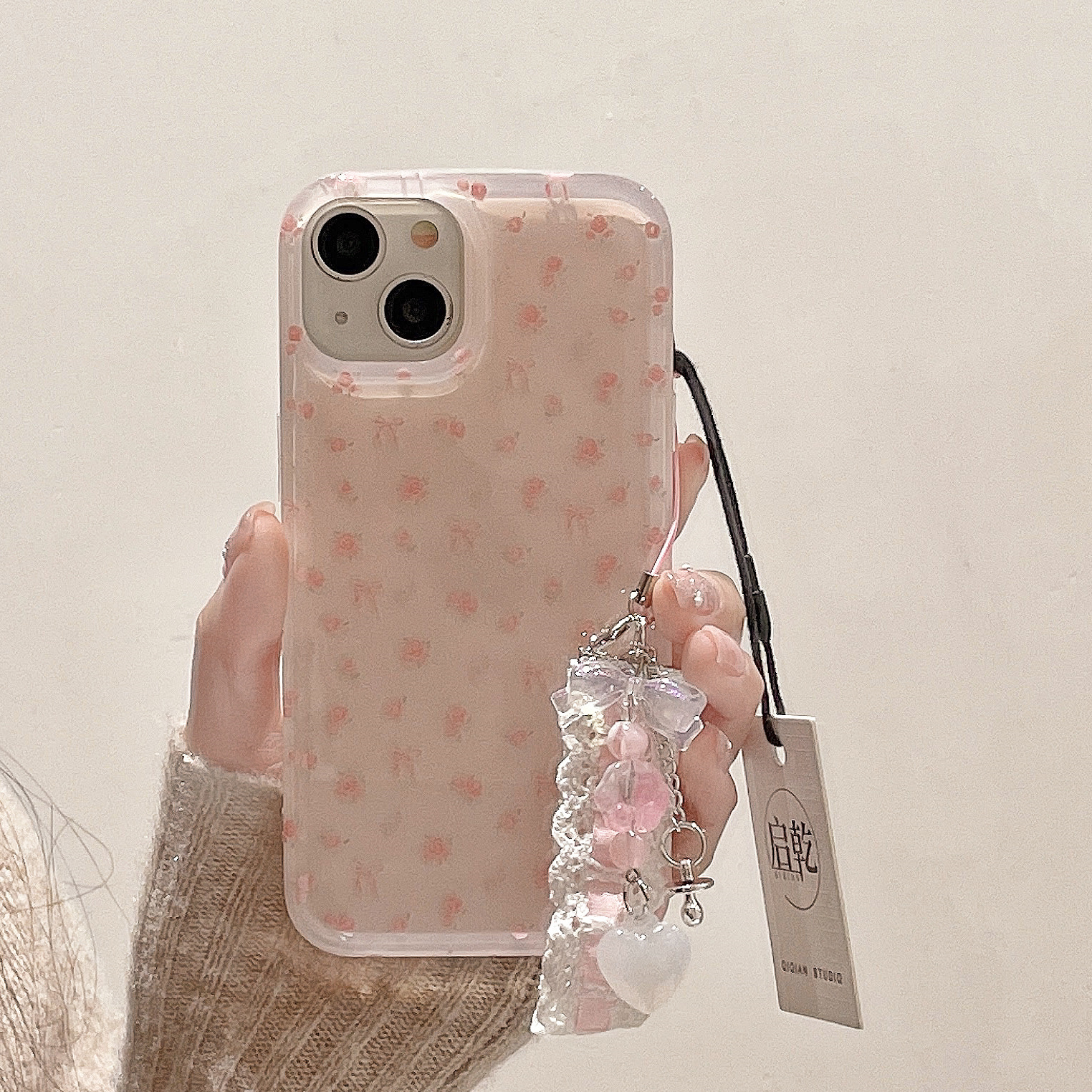 启乾 粉色碎花蕾丝挂坠iPhone15手机壳适用苹果14/13promax硬壳12少女心艺术小众文艺花朵新款防摔女神气质
