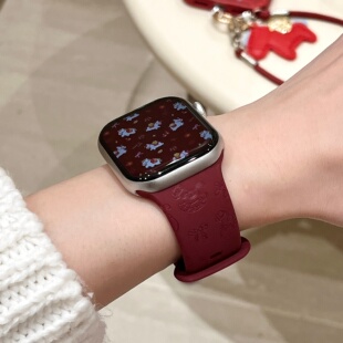 启乾 马年新款趣味可爱适用iwatchs10/9苹果Applewatch7手表表带SE8小马酒红色硅胶透气6运动5/4/3新年ins风