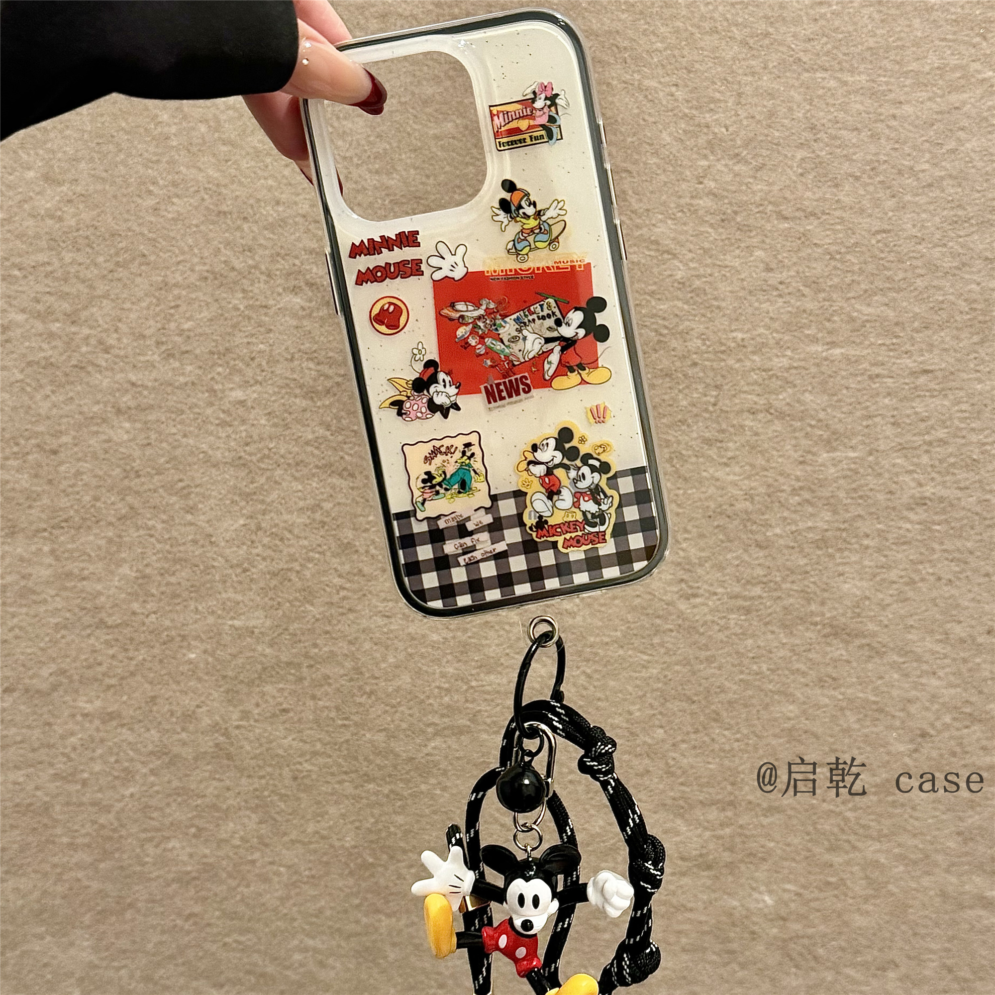 启乾 黑色格纹小老鼠腕带iPhone16/15手机壳适用苹果14/13promax二合一硬壳手提链条挂绳少女心可爱卡通新款