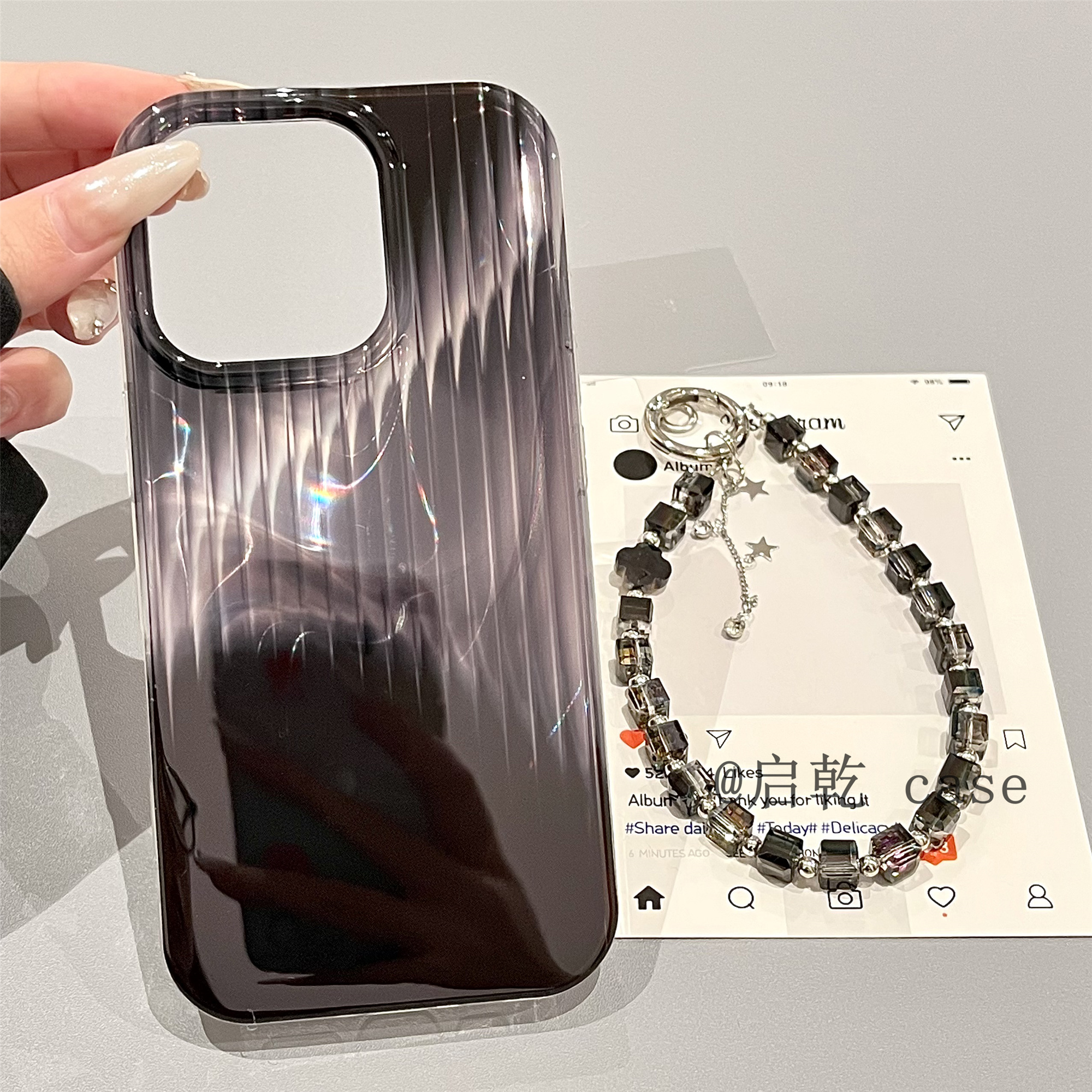 启乾 黑色行李箱条纹腕带iPhone16/15手机壳适用苹果14/13promax双层硬壳链条挂绳高级感小众日韩ins风新款