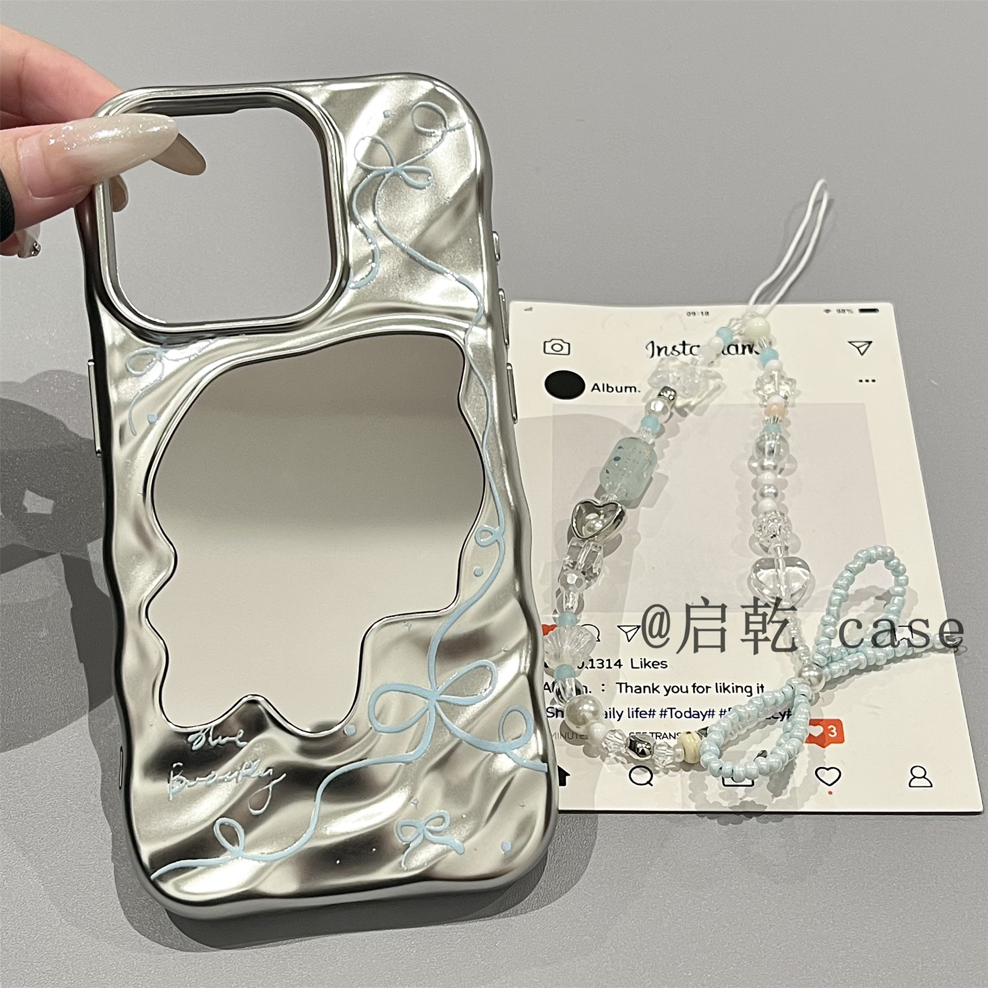 启乾 镜面褶皱蓝色蝴蝶结腕带iPhone16/15手机壳适用苹果14/13promax电镀软壳12/11链条挂绳高级感新款镜子女