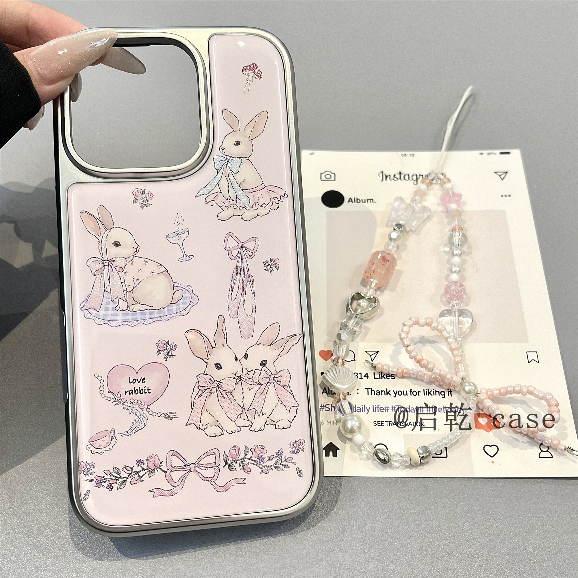 启乾 粉色蝴蝶结碎花兔子腕带iPhone16/15手机壳适用苹果14/13promax滴胶硬壳链条挂绳少女心可爱卡通ins新款