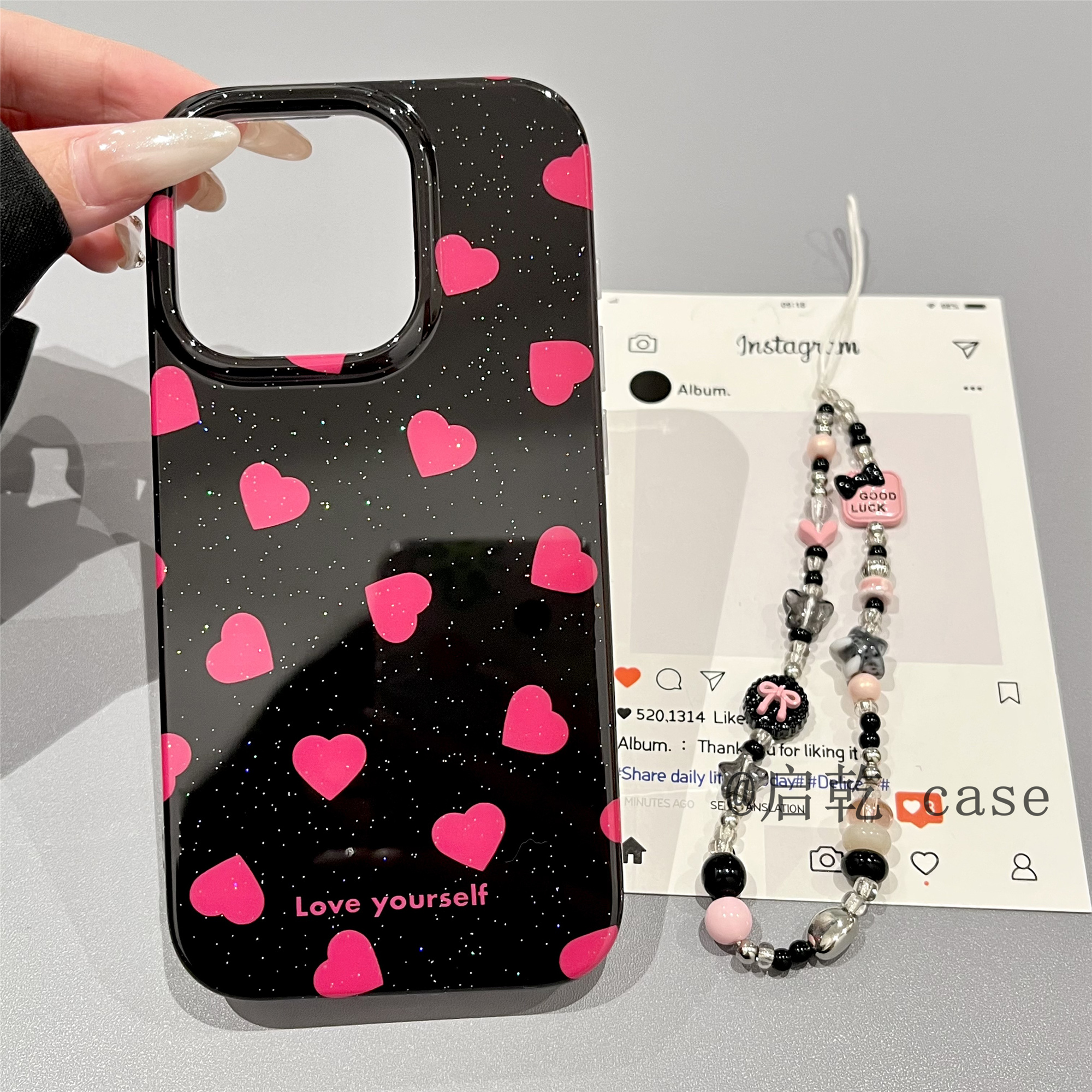 启乾 闪粉玫红爱心腕带iPhone16/15手机壳适用苹果14/13promax双层硬壳链条挂绳少女心黑色小众日韩ins风新款