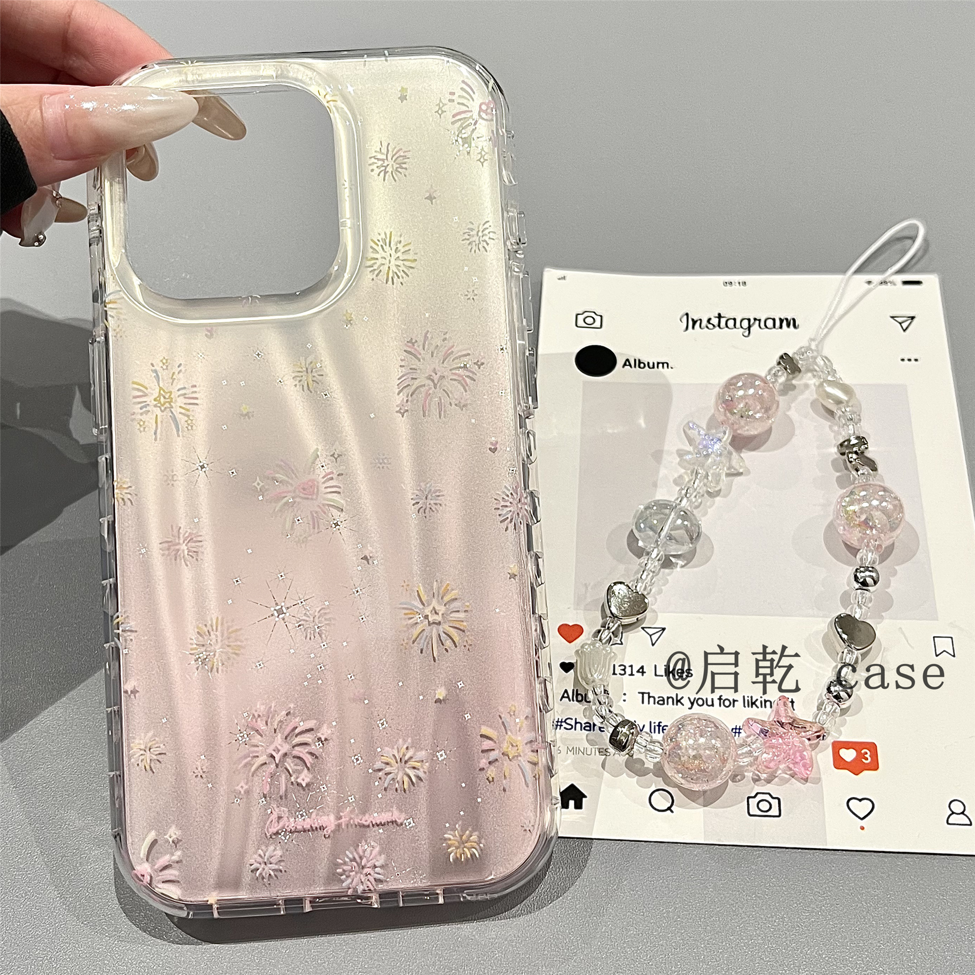启乾 镭射渐变粉色烟花腕带iPhone16/15手机壳适用苹果14/13promax双层硬壳链条挂绳少女心梦幻小众日韩新款