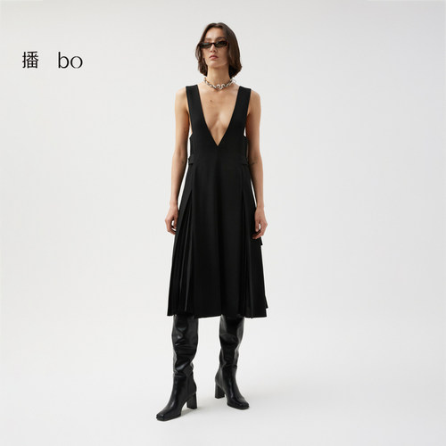 对称深V，两侧调节收腰