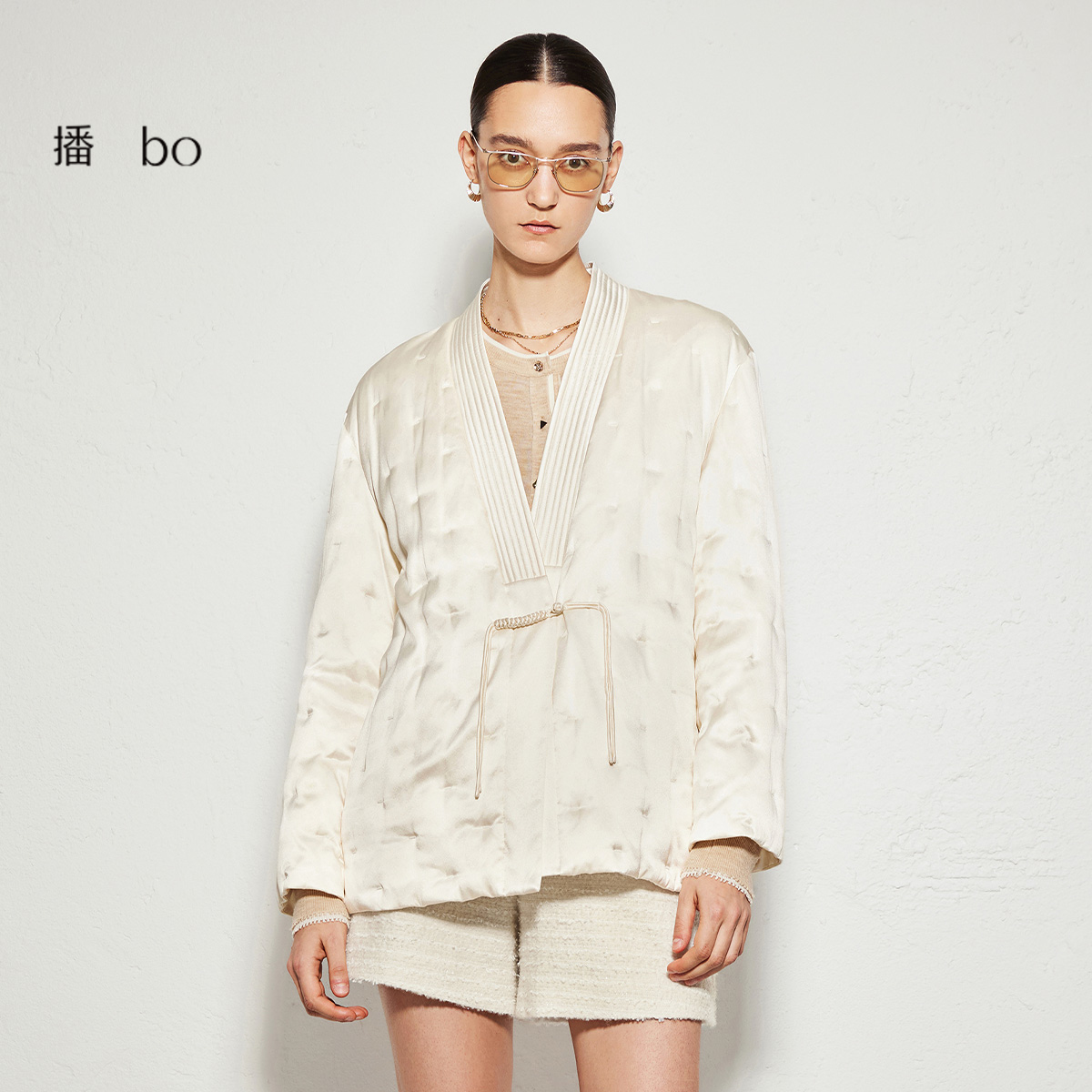 时尚V领修饰脖颈，新中式飘带盘扣