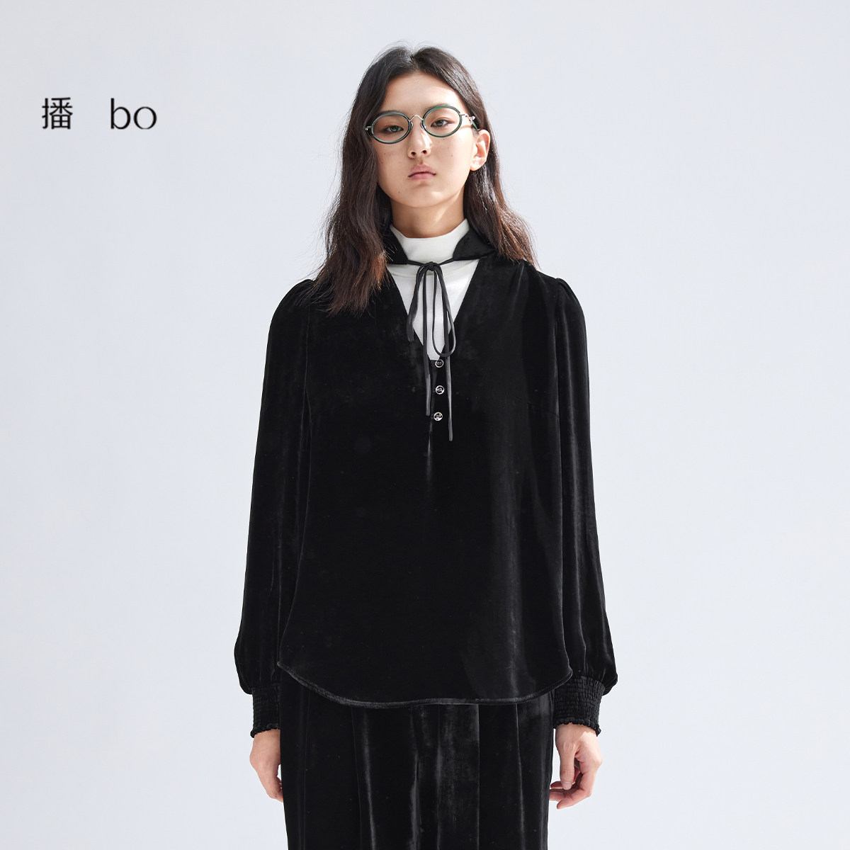 系带立领搭配V领,精致光泽感圆扣