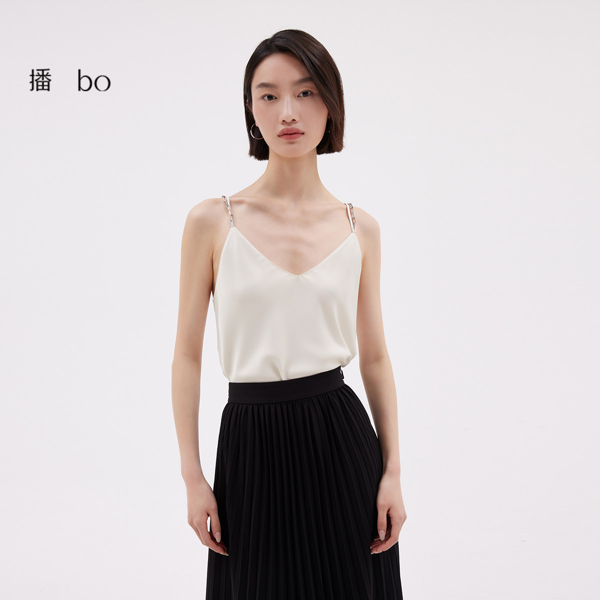 银色金属链条装饰