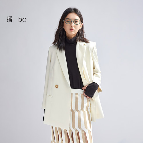 利落西装平驳领,温润牛角扣