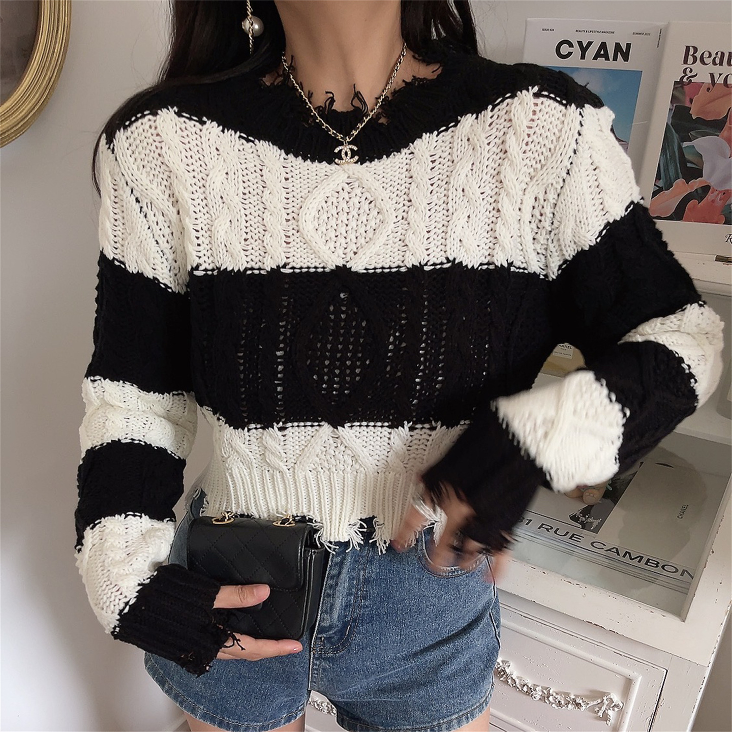 时髦破洞黑白拼接垫肩套头毛衣