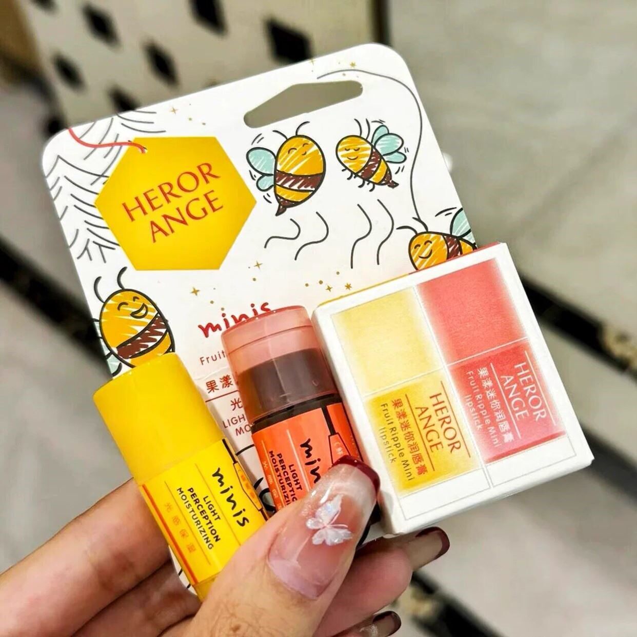 润到飞起！小蜜蜂迷你变色润唇膏女保湿滋润保湿防乾裂有色护唇膏