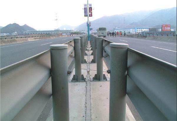 高速公路波形护栏板 法兰立柱 端头 配件专用 柱帽 螺丝等托架