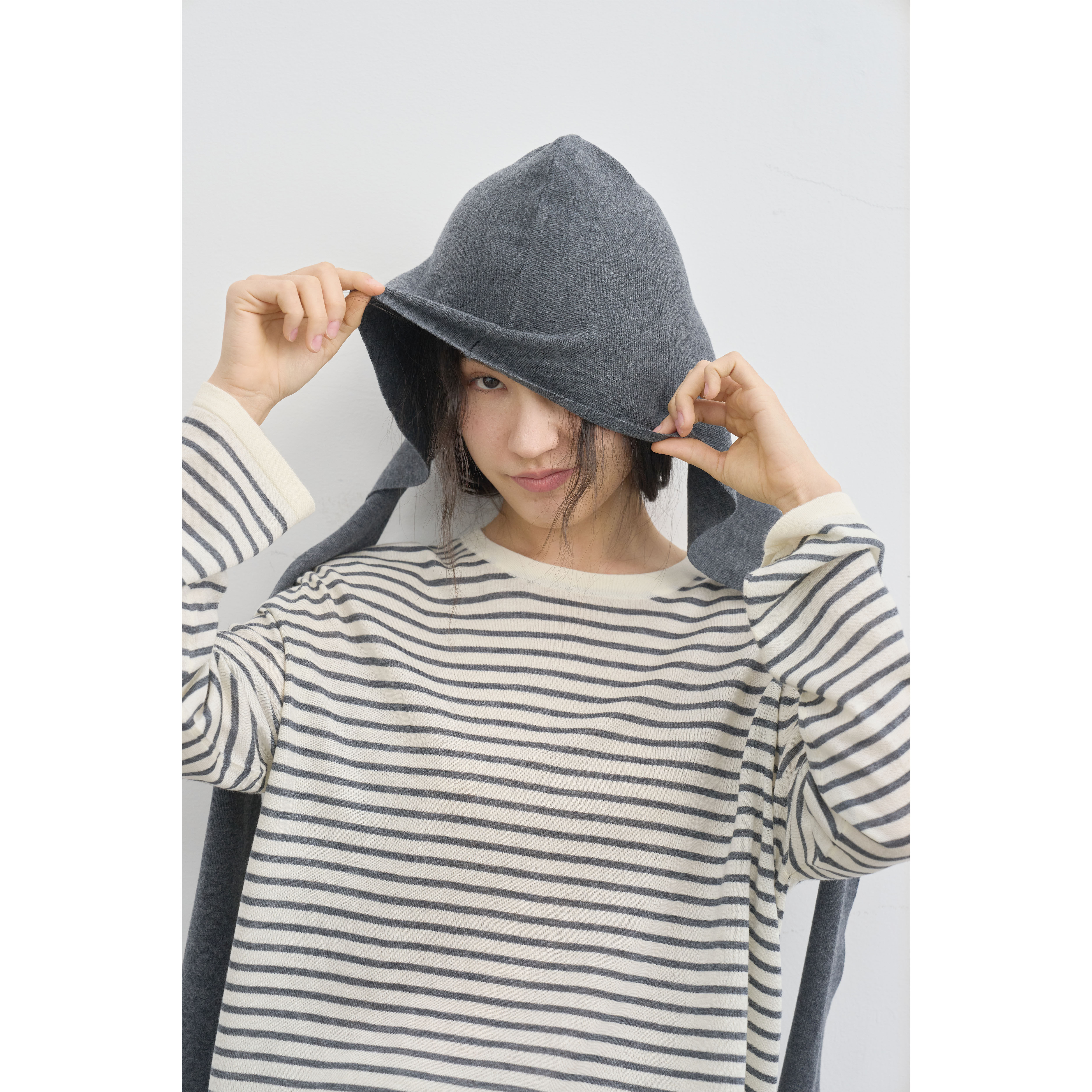 复述细支羊毛混纺针织长袖TEE 含披肩带帽条纹套头宽松型圆领衫