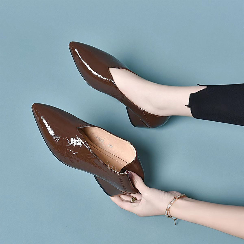 春季鞋子新款时尚百搭尖头浅口粗跟单鞋夏季休闲真皮软底女士皮鞋