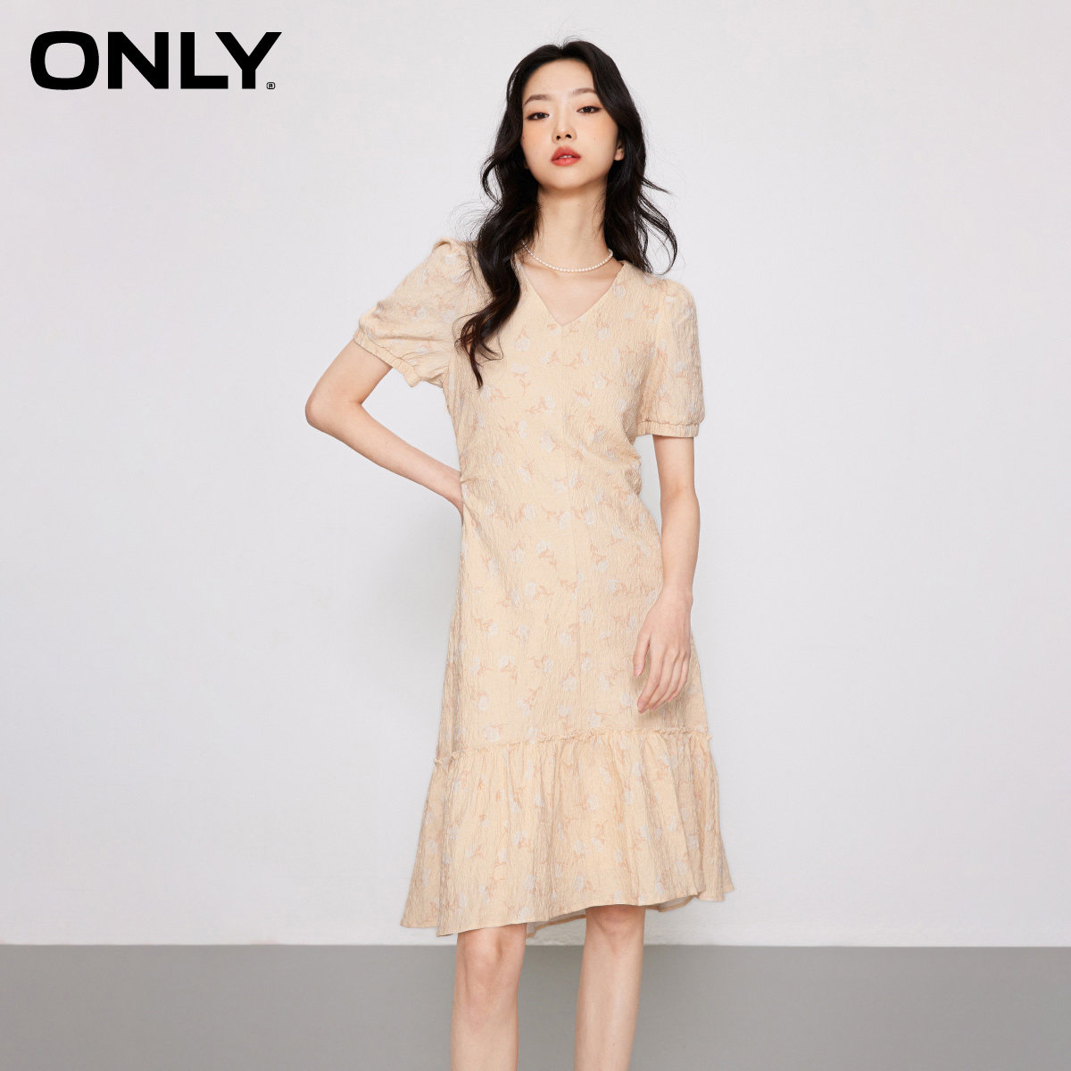 【ONLY奥莱】春夏新款时尚显瘦V领碎花格纹中长款连衣裙女
