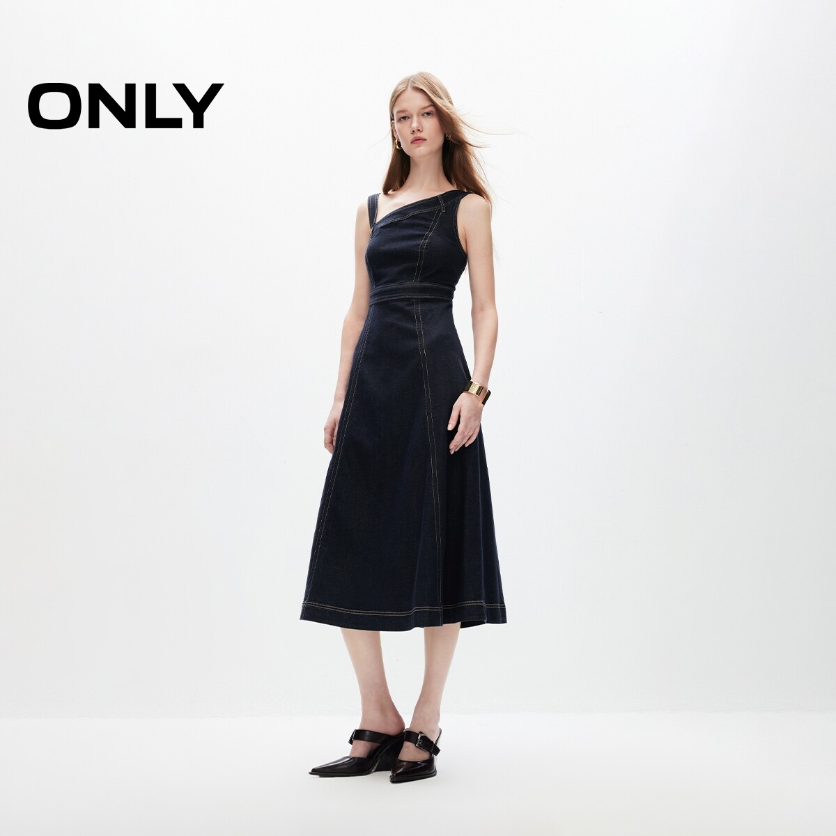 【ONLY奥莱】春夏新款时尚百搭纯色斜肩中长款牛仔连衣裙女