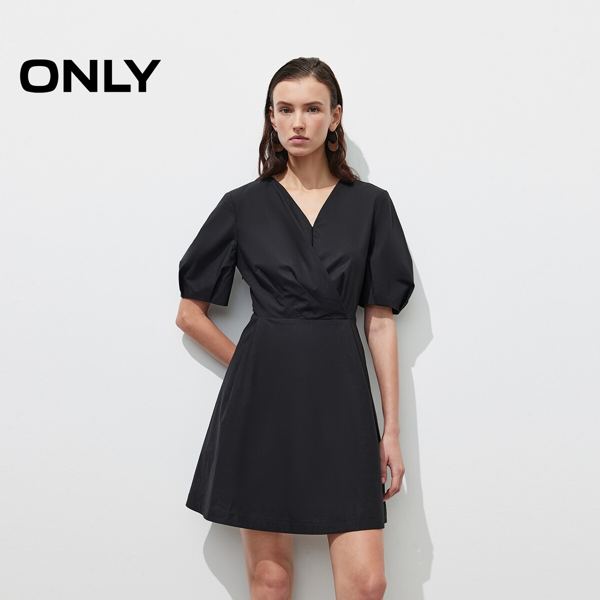 【ONLY奥莱】春夏纯色短袖V领泡泡袖收腰显瘦修身短裙连衣裙女
