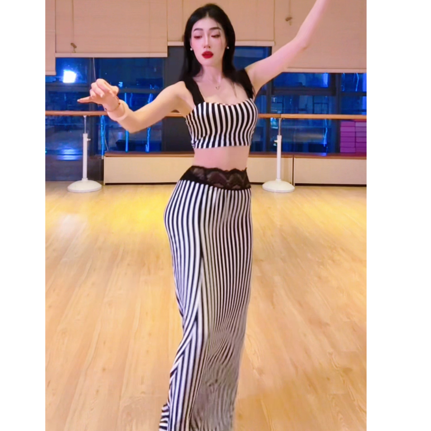 悦梦风璐肚皮舞新款套装演出服班服性感气质练功服条纹显瘦初学