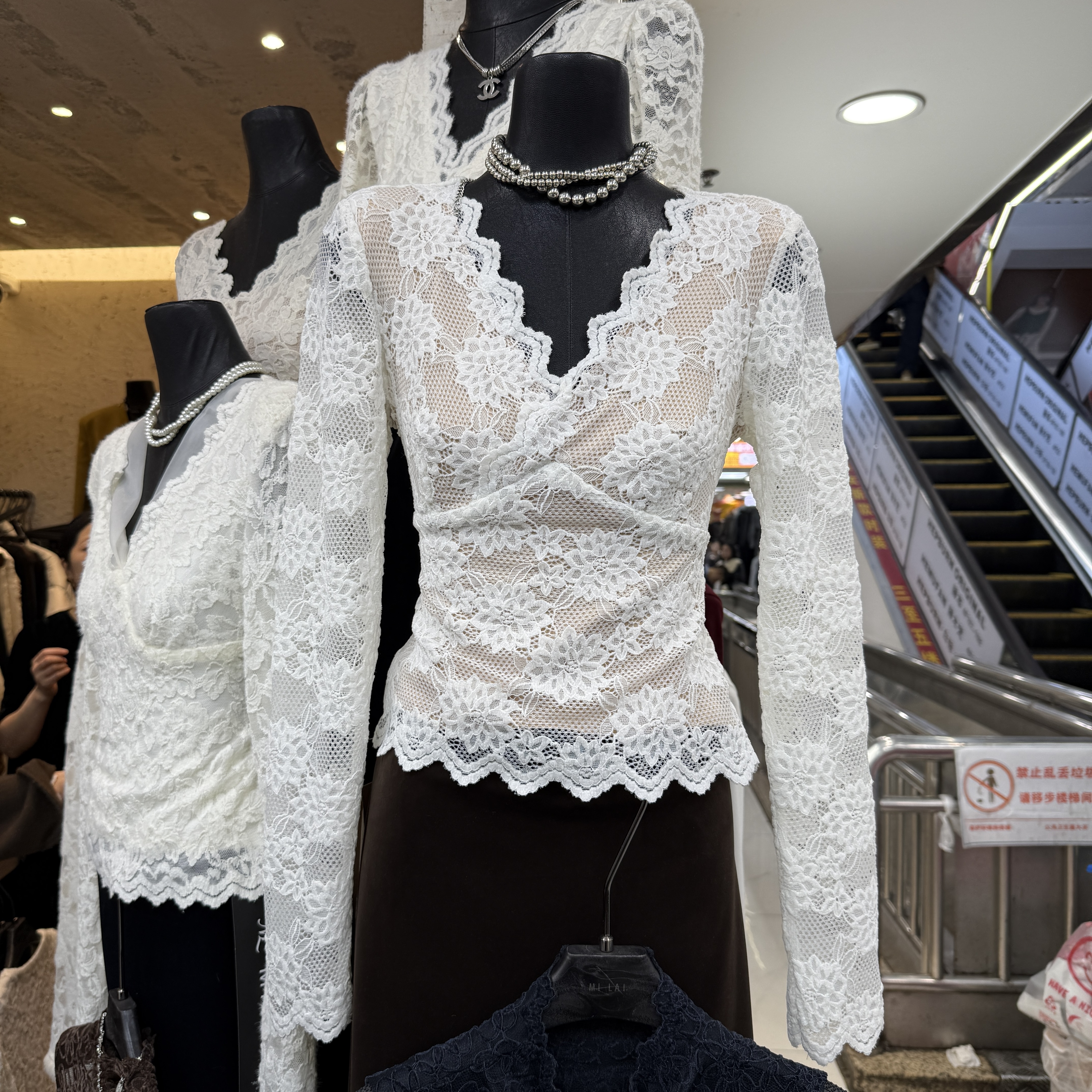 韩版时尚蕾丝V领长袖修身打底衫