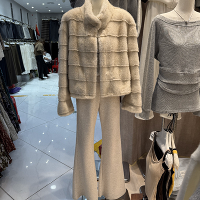 韩版短款毛毛外套＋加绒微喇裤