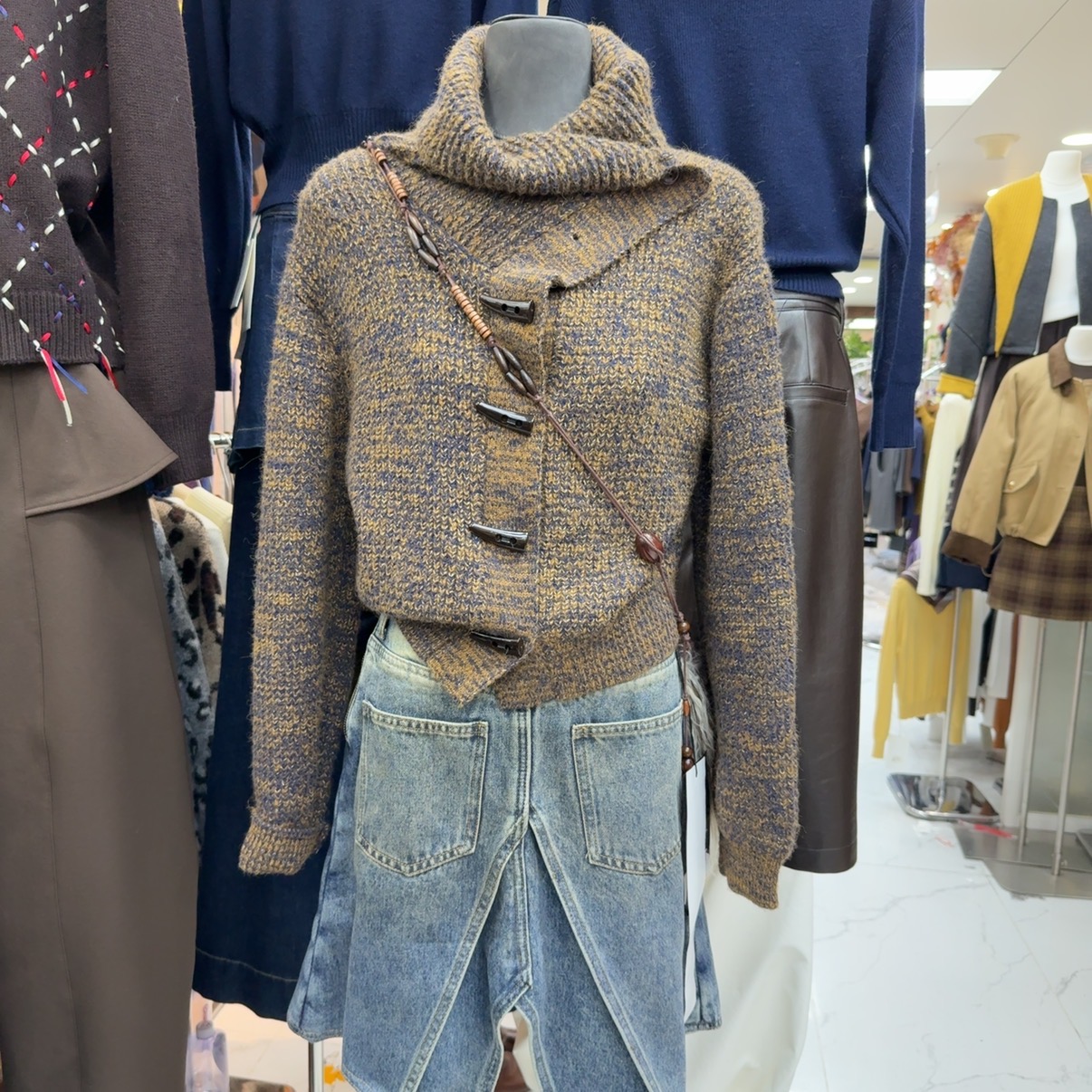 韩版时尚高领牛角扣开衫毛衣女