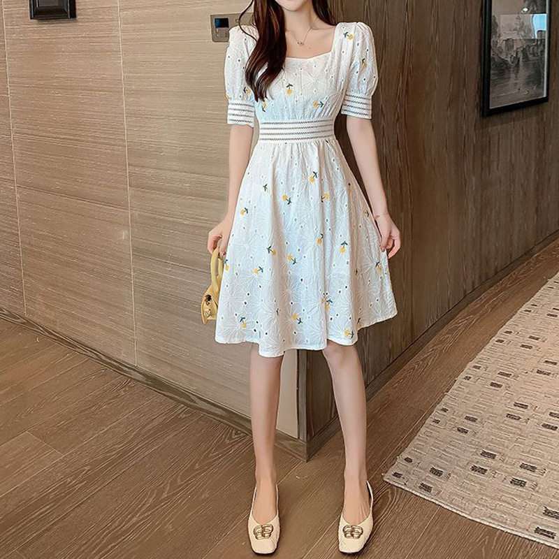 连衣裙女夏季甜美刺绣显瘦方领镂空收腰泡泡袖中长款裙子