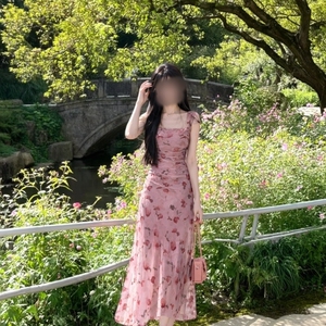 粉色吊带碎花连衣裙女夏季新款仙女气质修身显瘦收腰长款裙子
