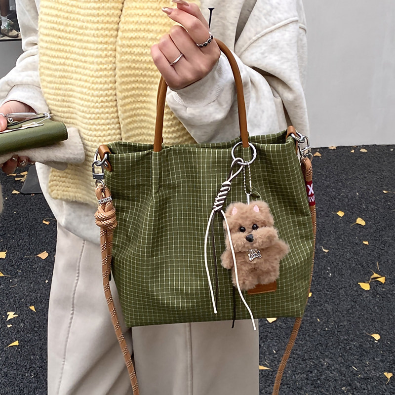日系小众格子手提包包女式2026新款休闲尼龙帆布包通勤斜挎水桶包
